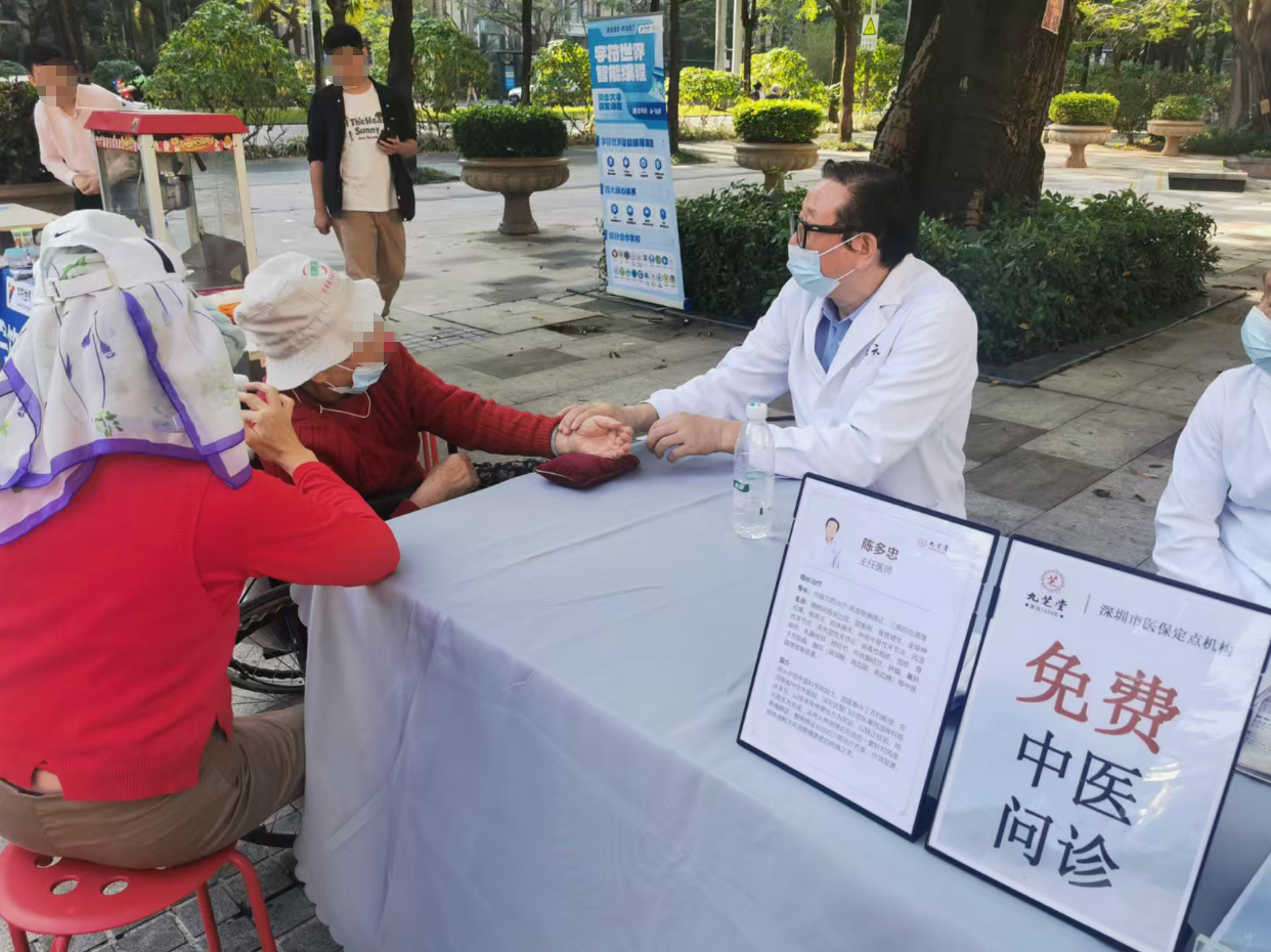 九芝堂集杏元进社区：绿景虹湾社区公益义诊活动圆满落幕