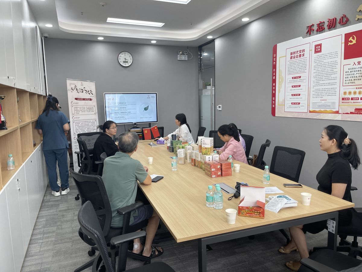 中医师为客户解答颈椎病、脾胃虚寒等健康问题