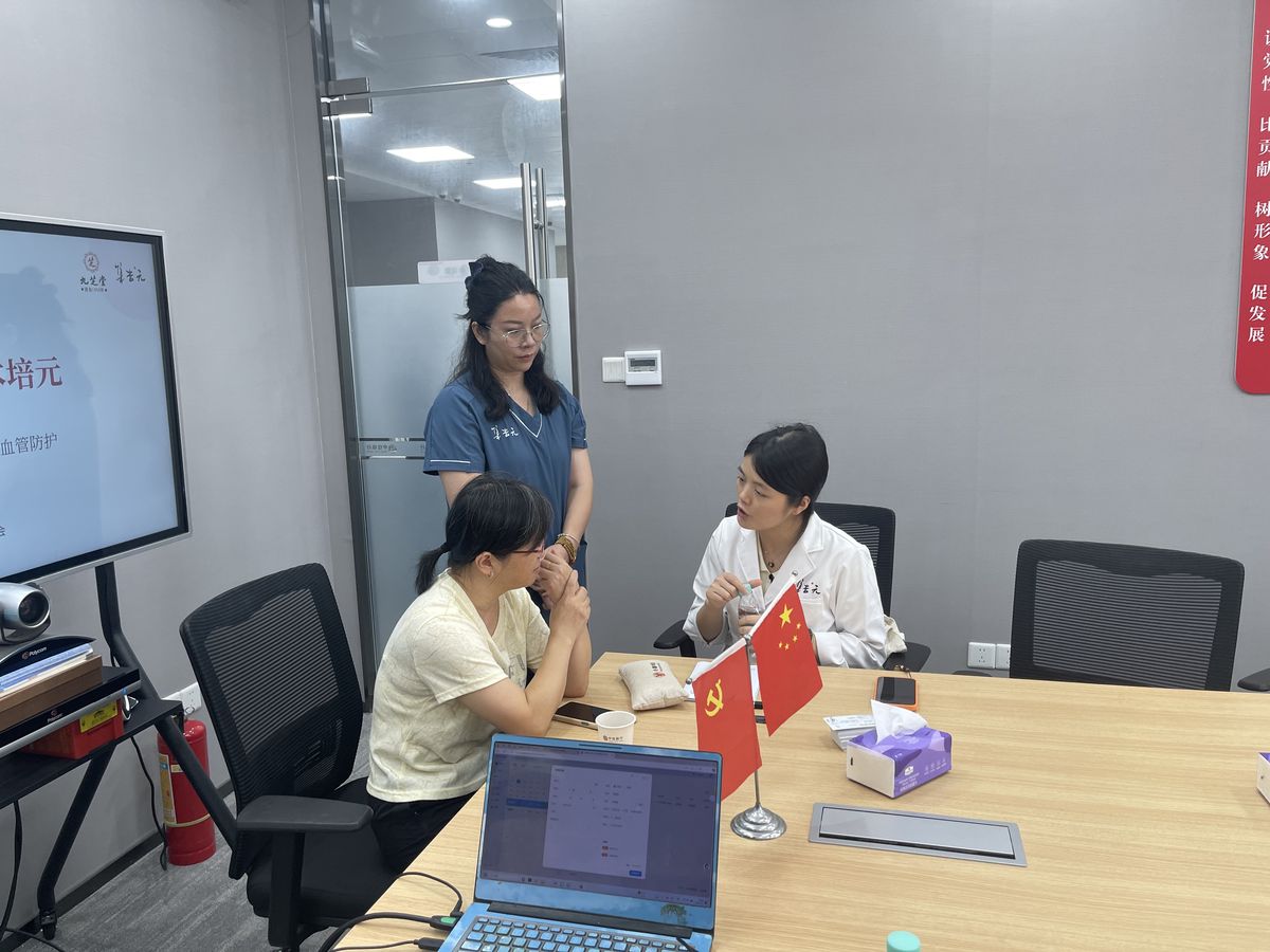 中医师为客户进行脉诊，定制三伏贴穴位方案