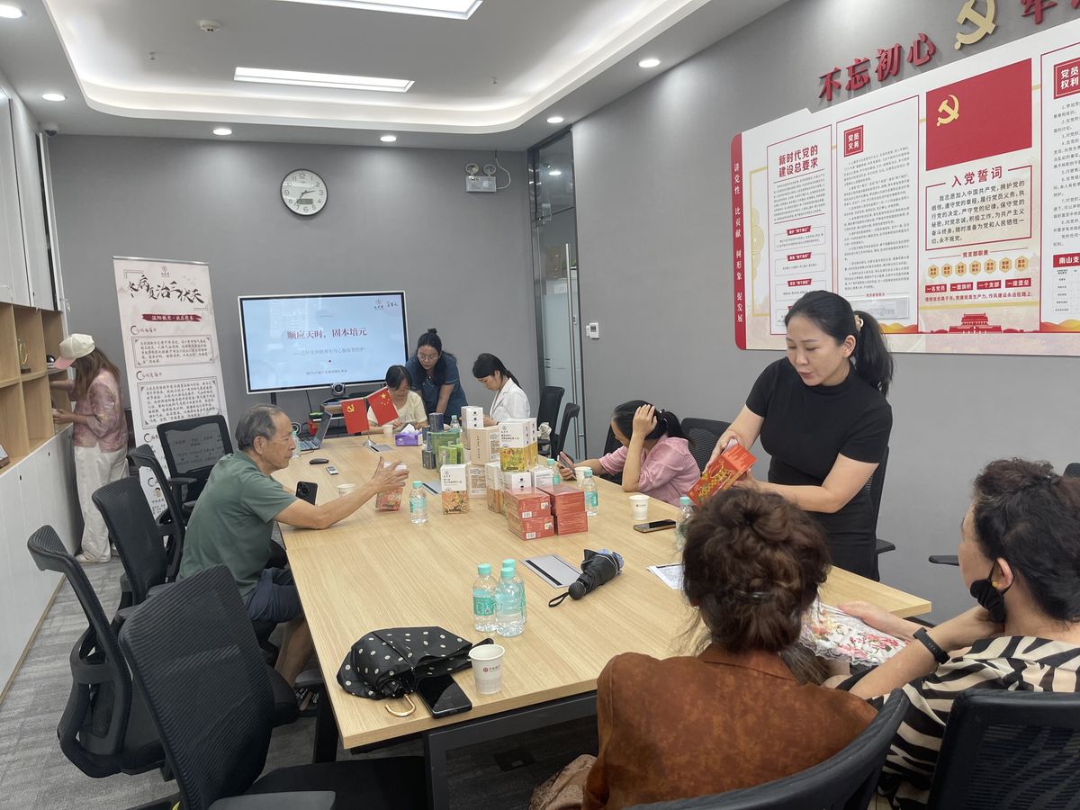 活动现场客户积极参与三伏贴健康互动